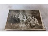 Photo Rousse Men, women and a boy on a picnic in the park