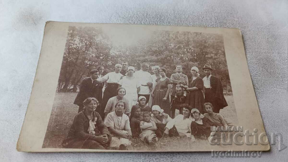 Снимка Русе Мъже жени и деца на поляна в парка