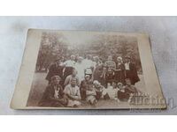 Photo Ruse Men, women and children on a meadow in the park