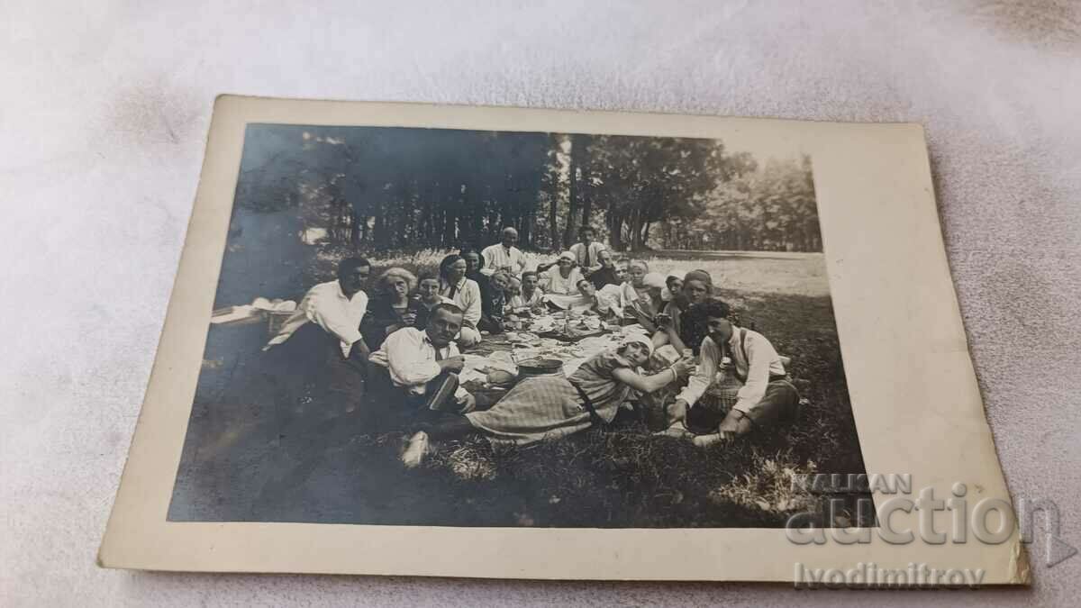 Photo Ruse Men, women and children on a picnic in the park