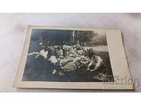 Photo Ruse Men, women and children on a picnic in the park