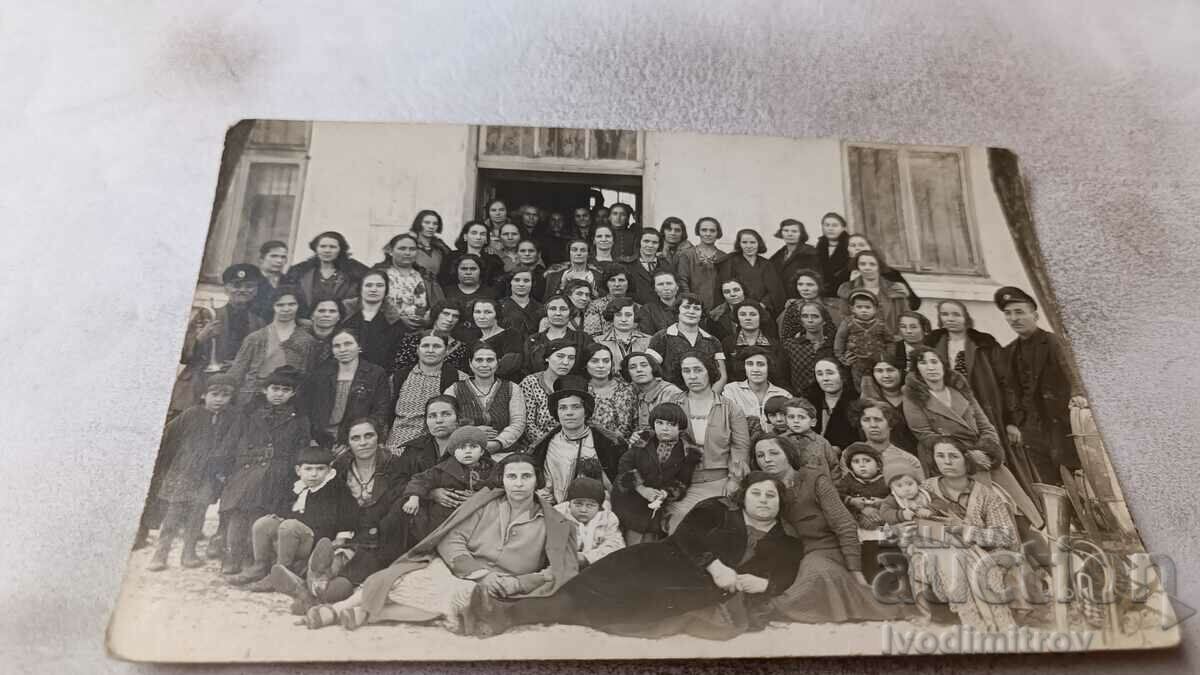 Photo Ruse Men, women and children