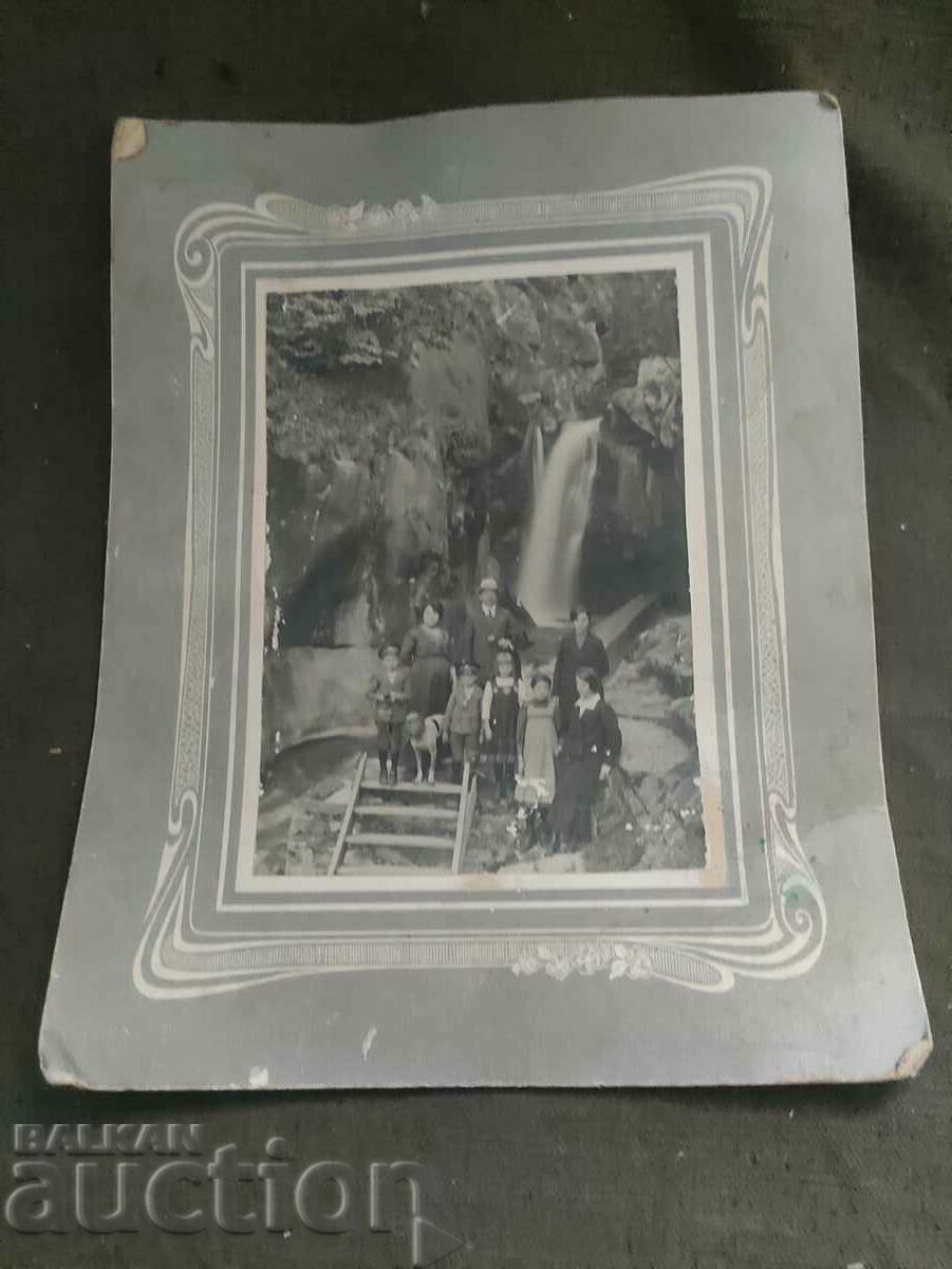 Oameni lângă o cascadă