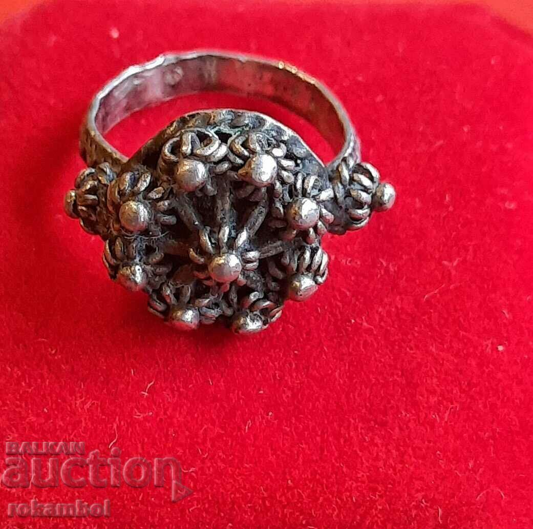 Auction  Renaissance silver ring
