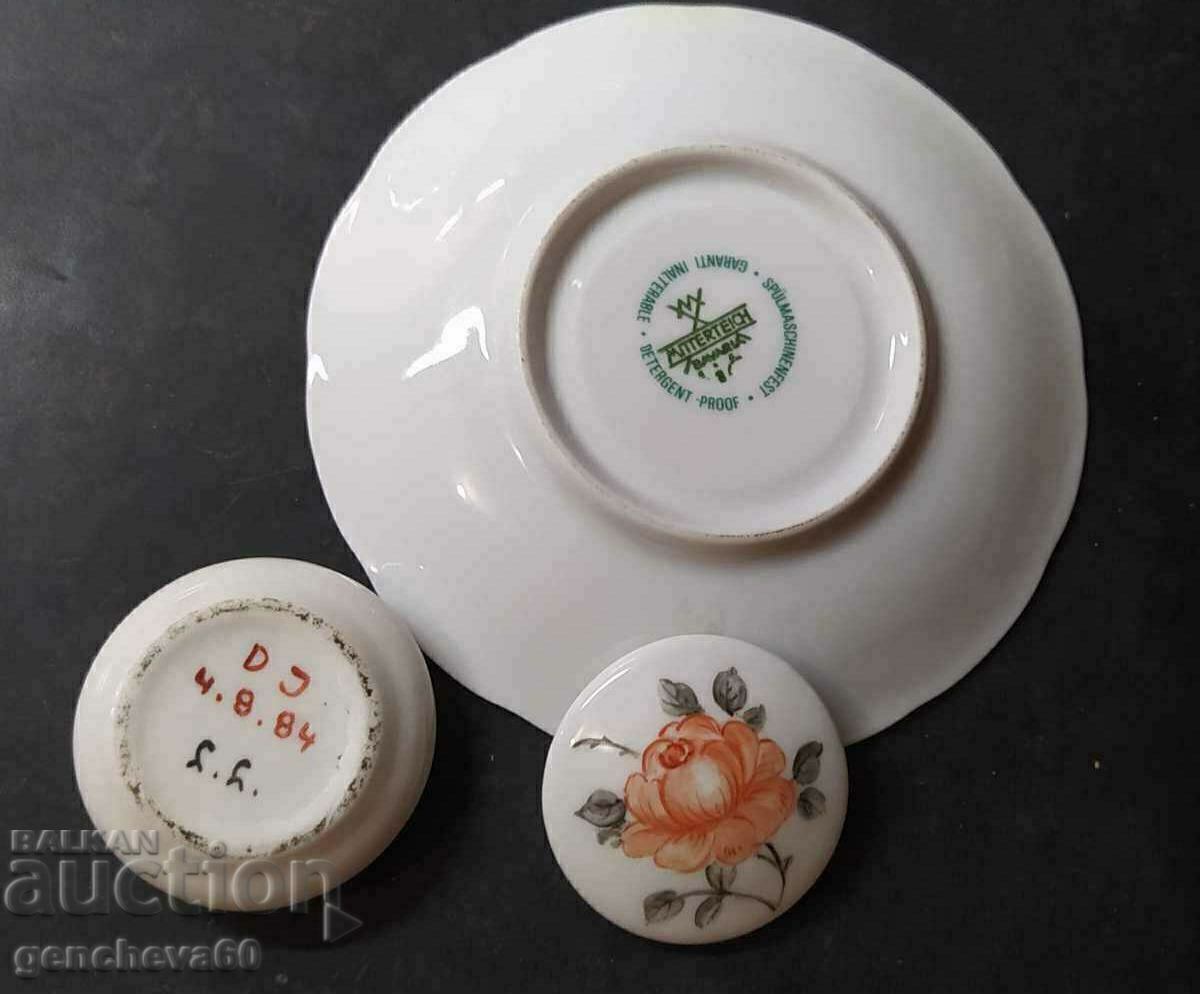 Ταμπακιέρα πορσελάνης 1984 με τιμή 10.00 BGN | € 5.11 Ταμπακιέρα πορσελάνης 1984 με τιμή 10.00 BGN | € 5.11