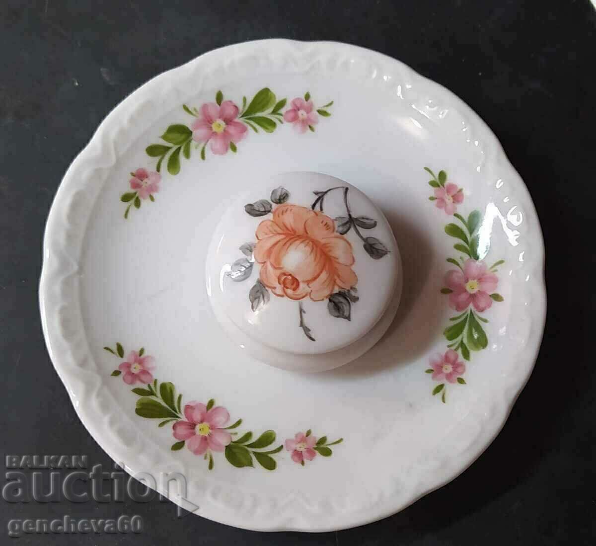 Παράδοση Ταμπακιέρα πορσελάνης 1984 Παράδοση Ταμπακιέρα πορσελάνης 1984