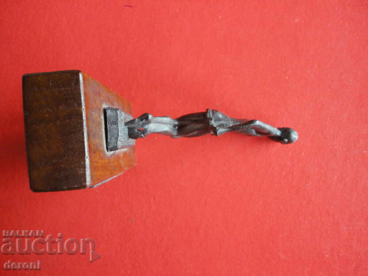 Auction Bronze sculpture of an athlete Auction Bronze sculpture of an athlete