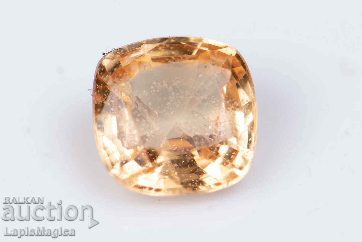 Оранжев сапфир 0.67ct нагряван cushion шлифовка