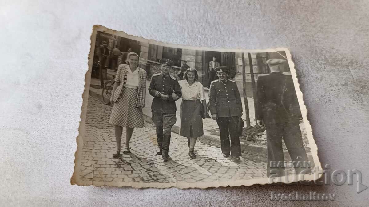 Снимка София Двама офицери и две млади жени на разходка