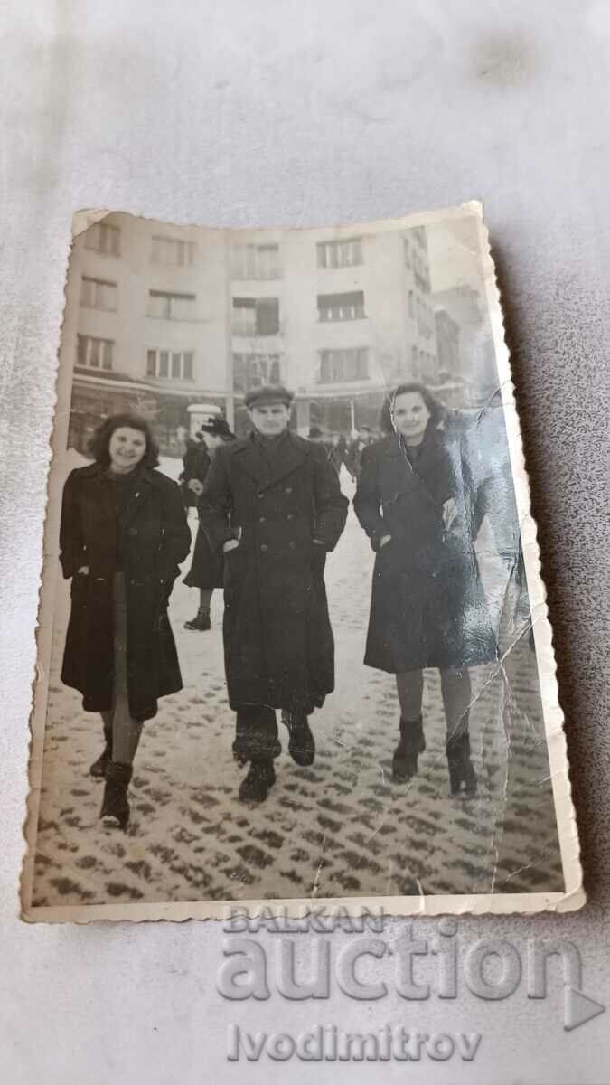 Φωτογραφία Σοφία Ένας άνδρας και δύο νεαρές γυναίκες σε μια βόλτα το χειμώνα