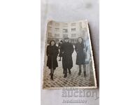 Photo Sofia A man and two young women on a walk in winter