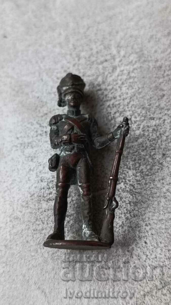 Figurină din metal cu ou de ciocolată soldat prusac
