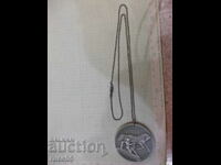 Медальон със синджир имитационна бижутерия - 22 гр.