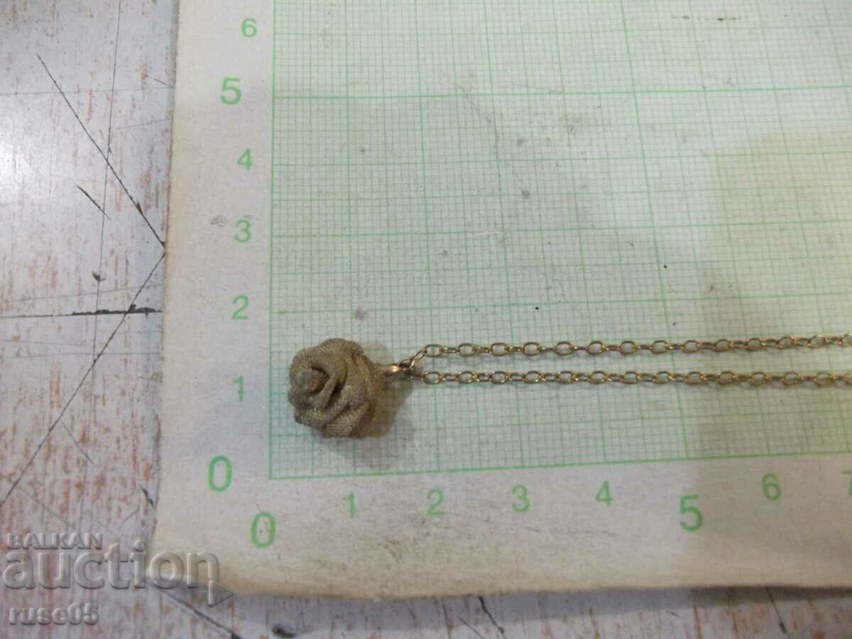 Колие с висулка роза имитационна бижутерия с цена 5.00 лв. | € 2.56 Колие с висулка роза имитационна бижутерия с цена 5.00 лв. | € 2.56