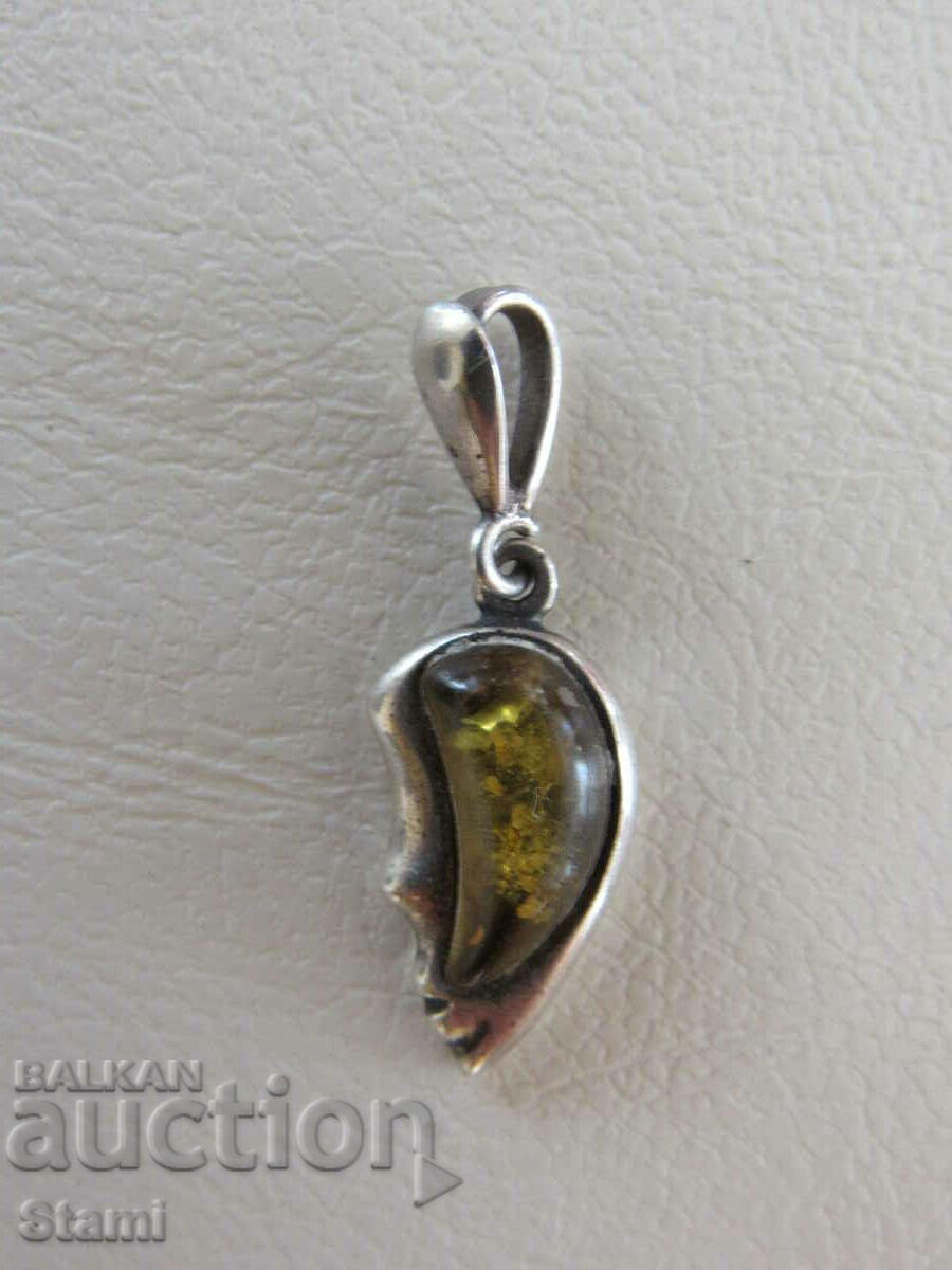 Παράδοση Κολιέ - μενταγιόν πρώτης τάξεως κεχριμπάρι Βαλτικής Παράδοση Κολιέ - μενταγιόν πρώτης τάξεως κεχριμπάρι Βαλτικής