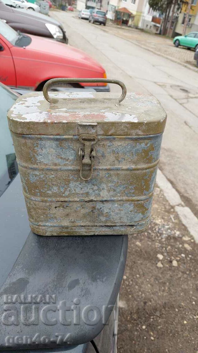 стара армейска  метална кутия