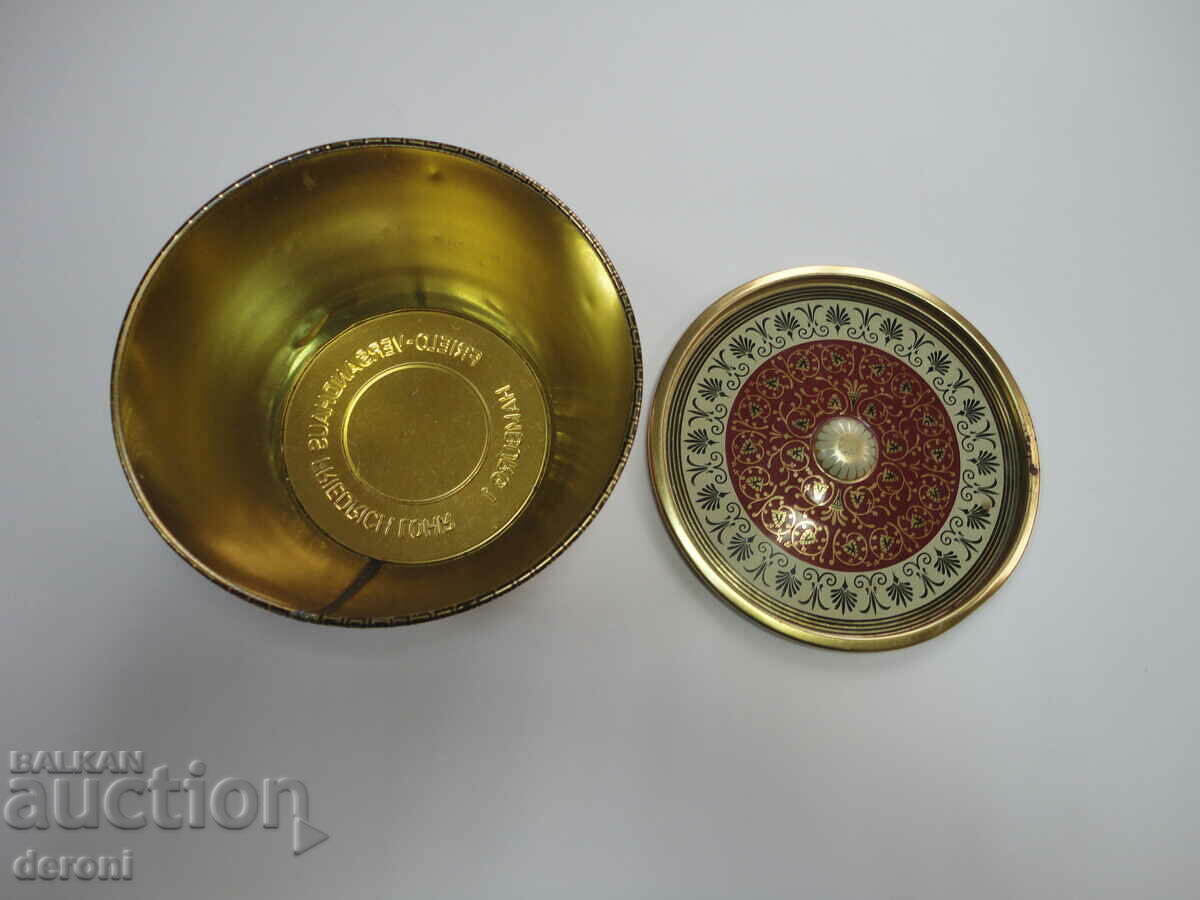 Ένα υπέροχο τσίγκινο κουτί με τιμή 10.00 BGN | € 5.11 Ένα υπέροχο τσίγκινο κουτί με τιμή 10.00 BGN | € 5.11