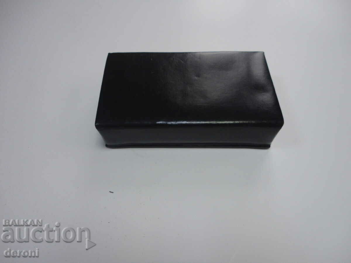 Auction Great leather jewelry box with velvet Auction Great leather jewelry box with velvet