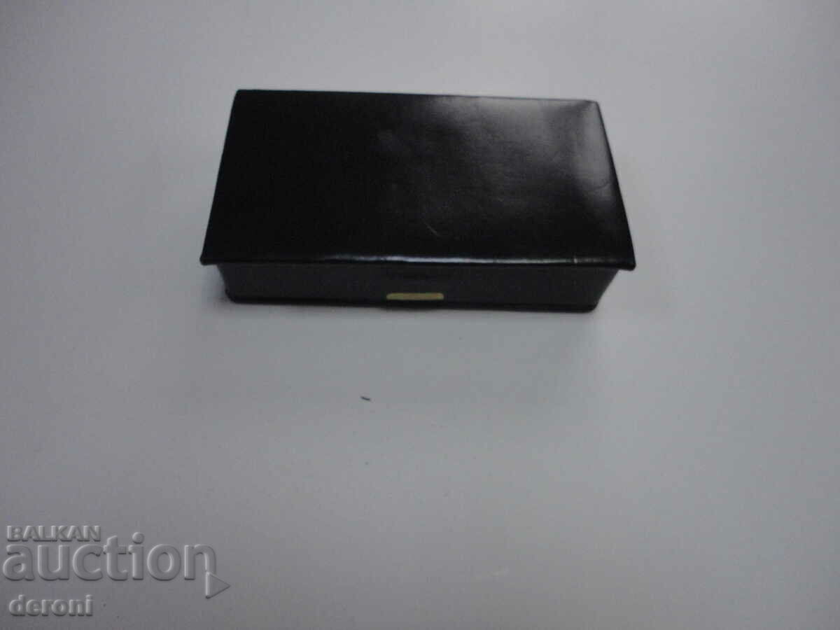 Great leather jewelry box with velvet