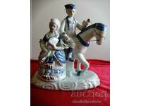 Statuetă veche din porțelan francez, cuplu cu cal