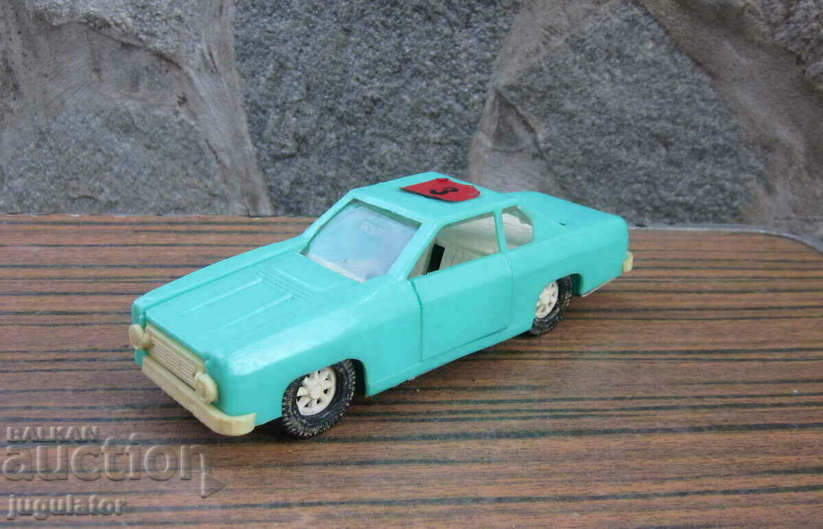 Παράδοση παλιό βουλγαρικό πλαστικό καροτσάκι παιχνιδιών από τη σόκα Παράδοση παλιό βουλγαρικό πλαστικό καροτσάκι παιχνιδιών από τη σόκα