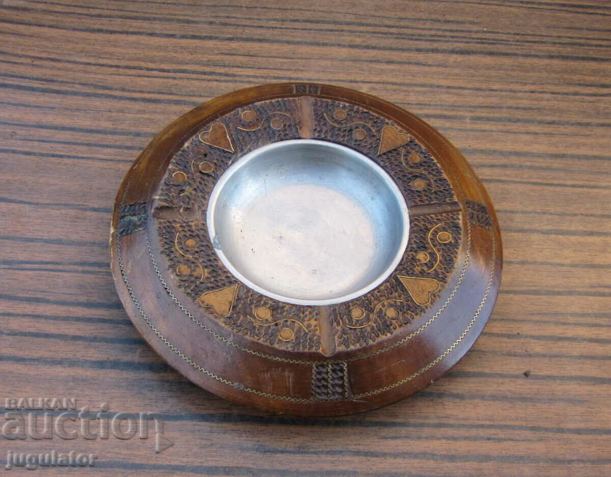 old Bulgarian folklore ashtray with wood carving with price 20.00 BGN | € 10.23 old Bulgarian folklore ashtray with wood carving with price 20.00 BGN | € 10.23