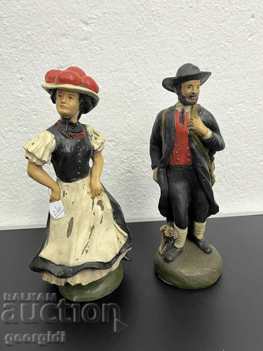 A pair of polyresin figures. #4809