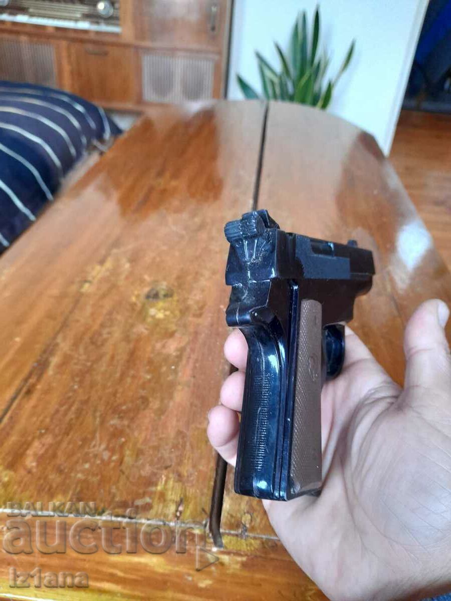 Delivery of An old children's gun Delivery of An old children's gun