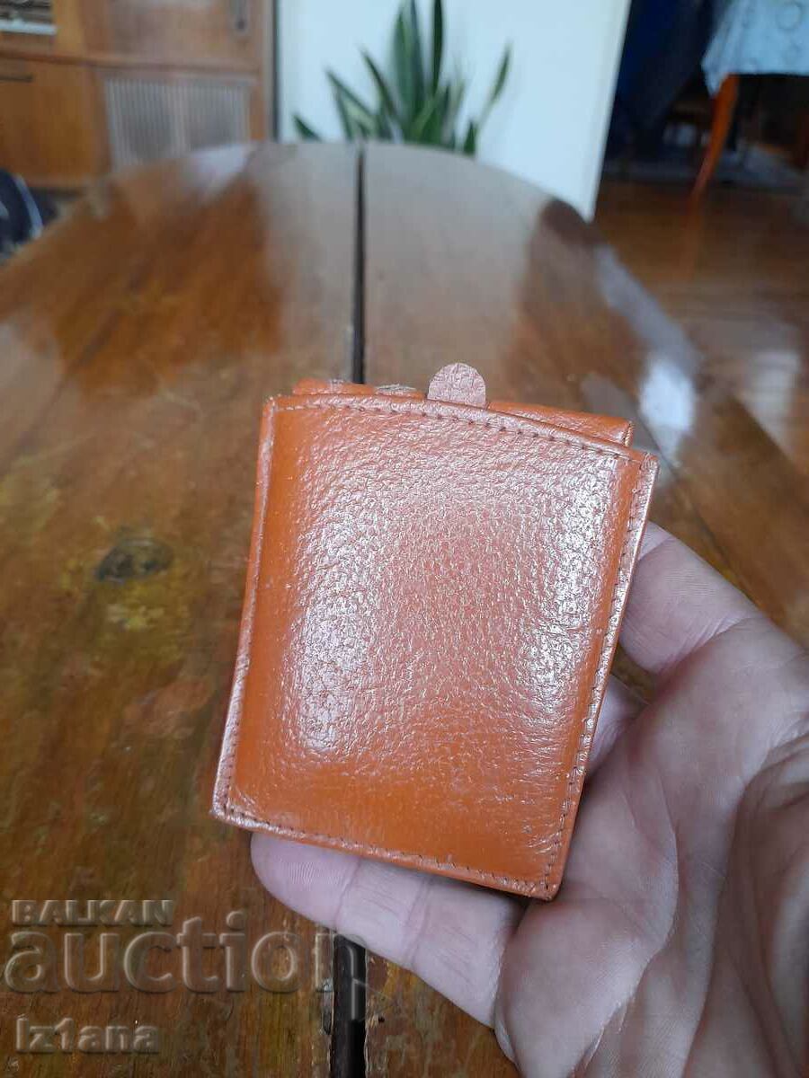 Παλιό δερμάτινο πορτοφόλι με τιμή 22.00 BGN | € 11.25 Παλιό δερμάτινο πορτοφόλι με τιμή 22.00 BGN | € 11.25