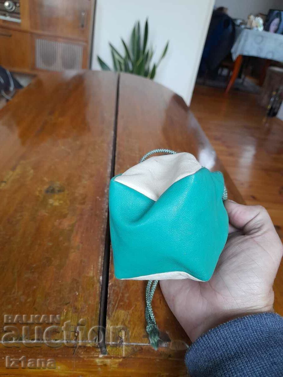 Delivery of Old leather purse