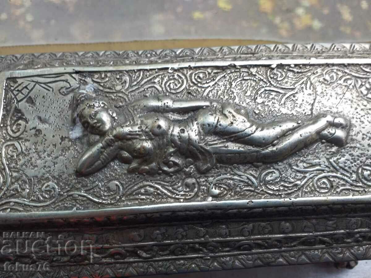 Παλιό μεγάλο μεταλλικό κουτί αντίκα με τιμή 250.00 BGN | € 127.82 Παλιό μεγάλο μεταλλικό κουτί αντίκα με τιμή 250.00 BGN | € 127.82