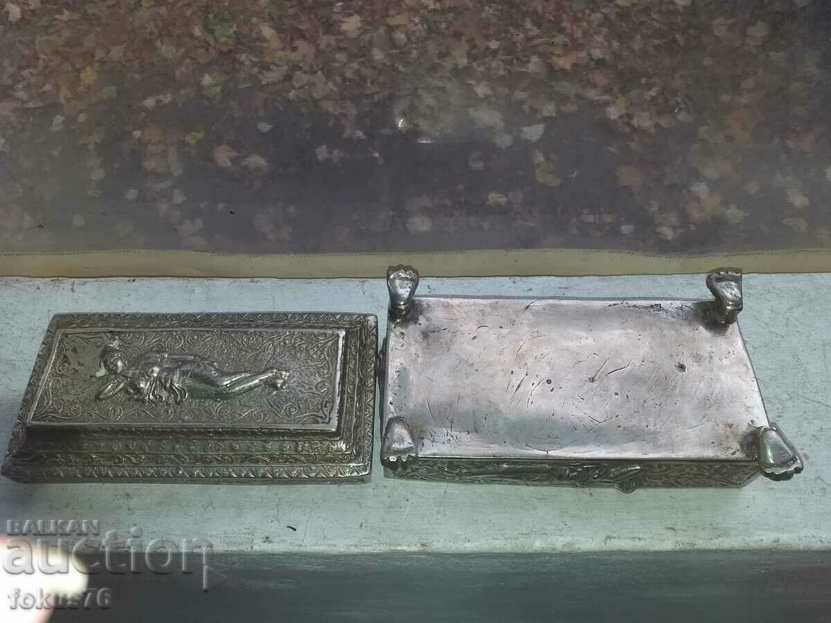 Παράδοση Παλιό μεγάλο μεταλλικό κουτί αντίκα Παράδοση Παλιό μεγάλο μεταλλικό κουτί αντίκα