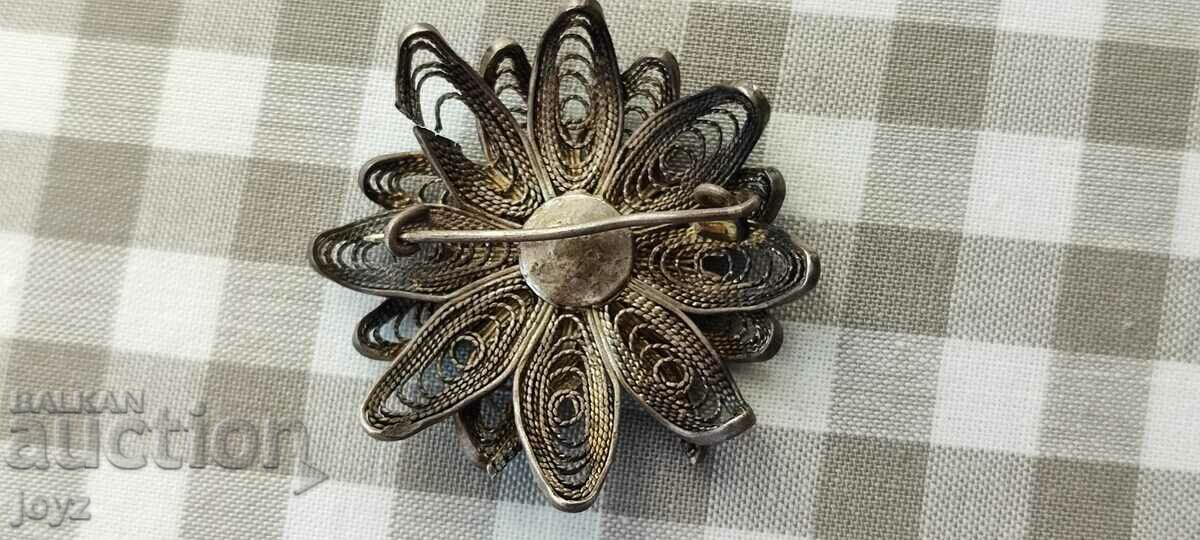 Auction ANTIQUE SILVER (SAMPLE 900) FILIGREE BROOCH Auction ANTIQUE SILVER (SAMPLE 900) FILIGREE BROOCH