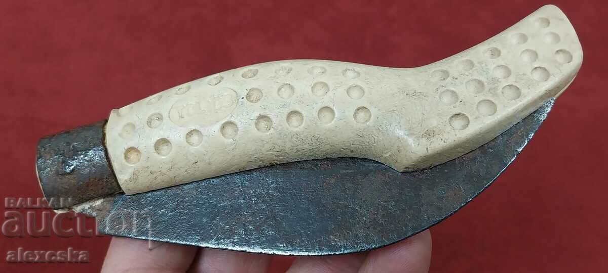 Old gardening knife with price 20.00 BGN | € 10.23 Old gardening knife with price 20.00 BGN | € 10.23