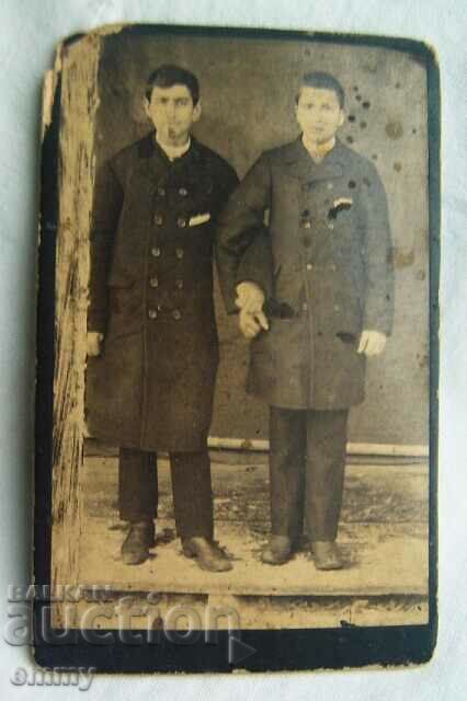 Παλιό μικρό χαρτόνι φωτογραφιών - δύο άντρες