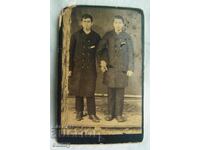 Παλιό μικρό χαρτόνι φωτογραφιών - δύο άντρες