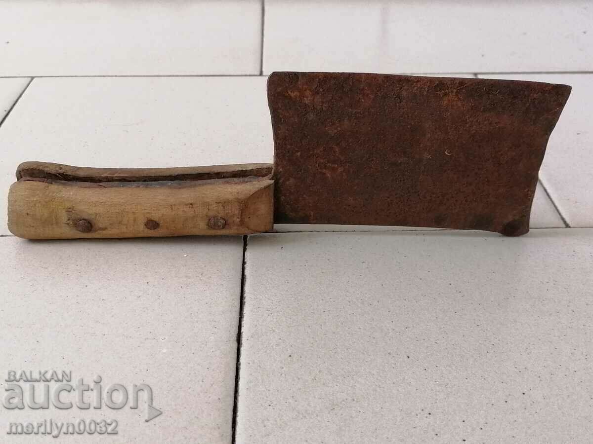 Auction Satyr, axe, knife, wrought iron Auction Satyr, axe, knife, wrought iron