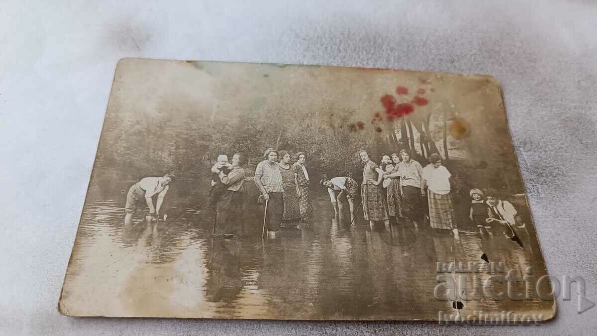 Снимка Трявна Мъже жени и деца в Стара река