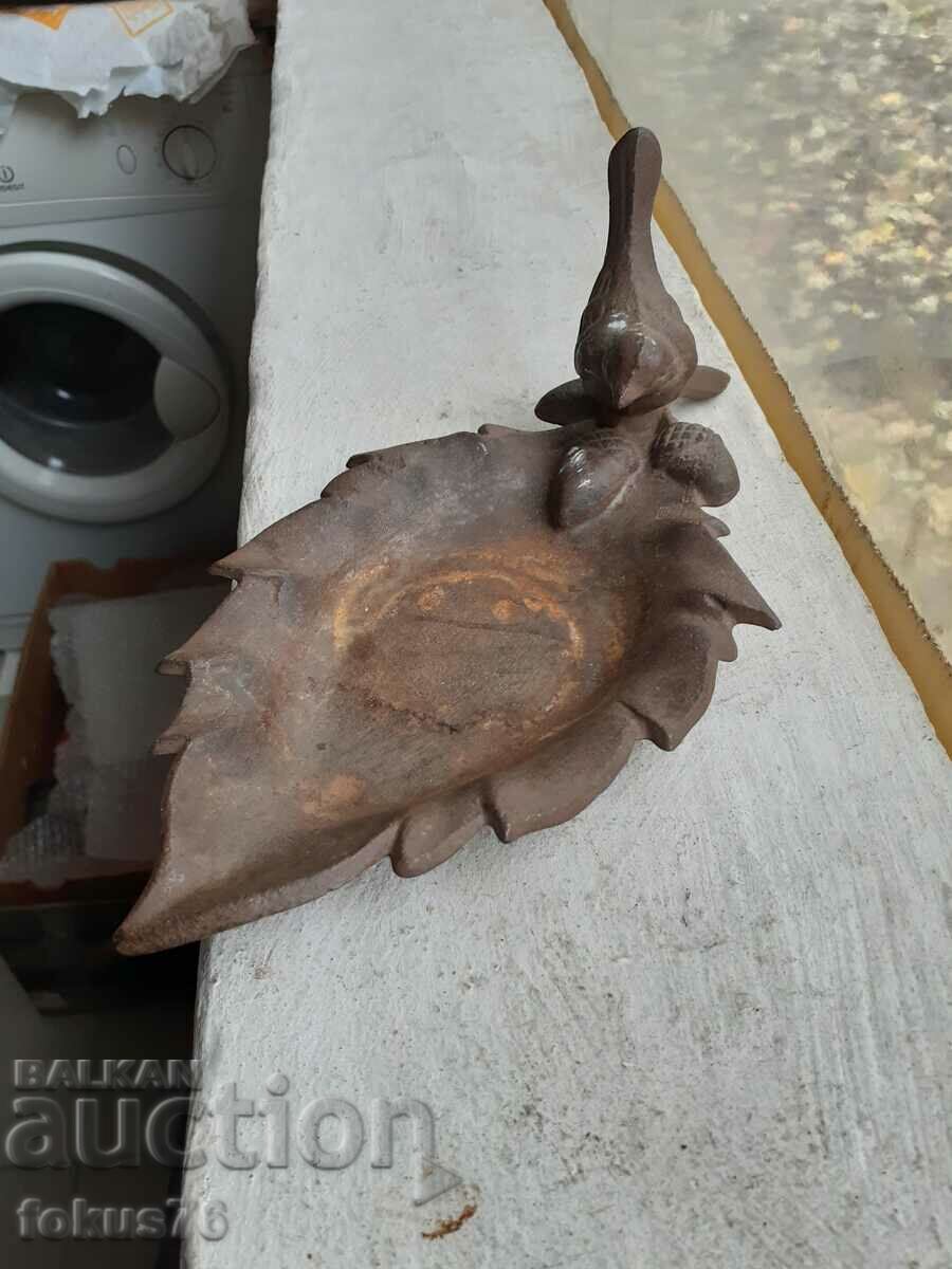 Старо малко чугунено плато с пиленце с цена 49.00 лв. | € 25.05 Старо малко чугунено плато с пиленце с цена 49.00 лв. | € 25.05