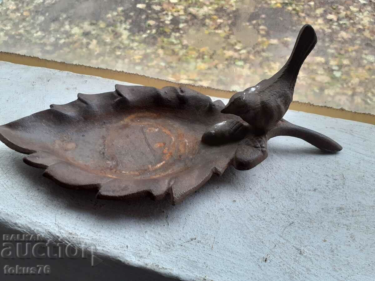 Аукцион Старо малко чугунено плато с пиленце Аукцион Старо малко чугунено плато с пиленце