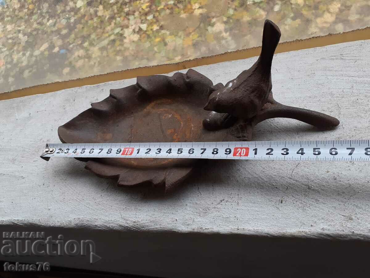 Доставка на Старо малко чугунено плато с пиленце Доставка на Старо малко чугунено плато с пиленце