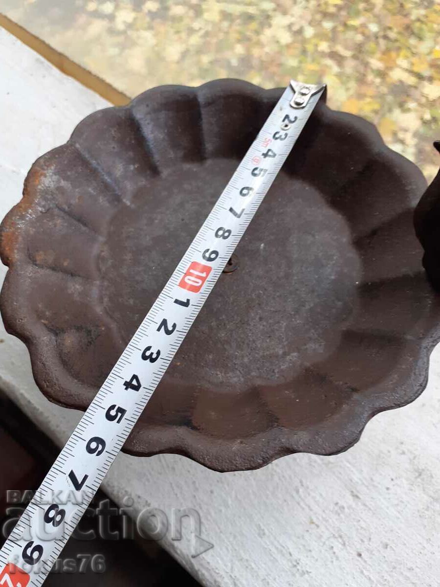 Old small cast iron candle holder with a chick - 6 Old small cast iron candle holder with a chick - 6