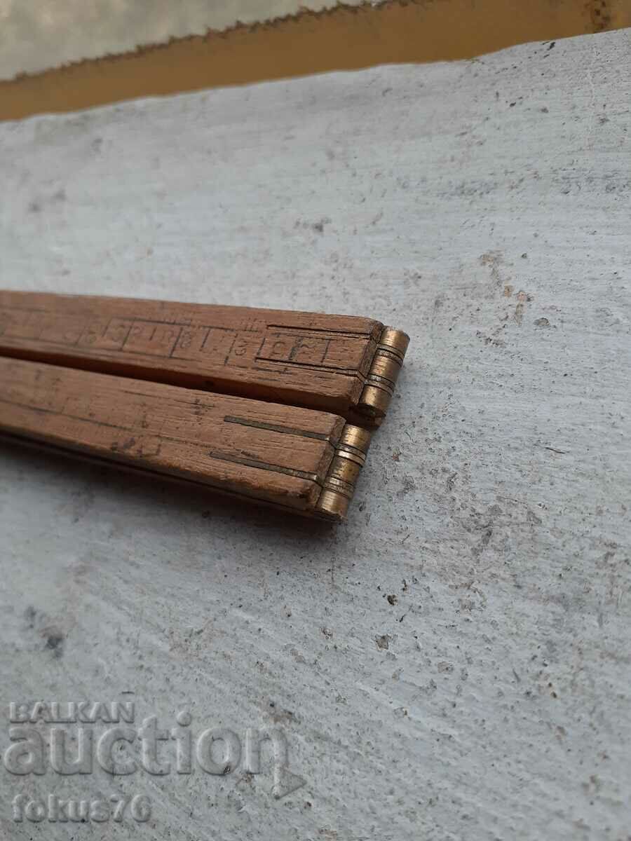 Аукцион Стар антикварен дървен метър с бронзови панти Аукцион Стар антикварен дървен метър с бронзови панти