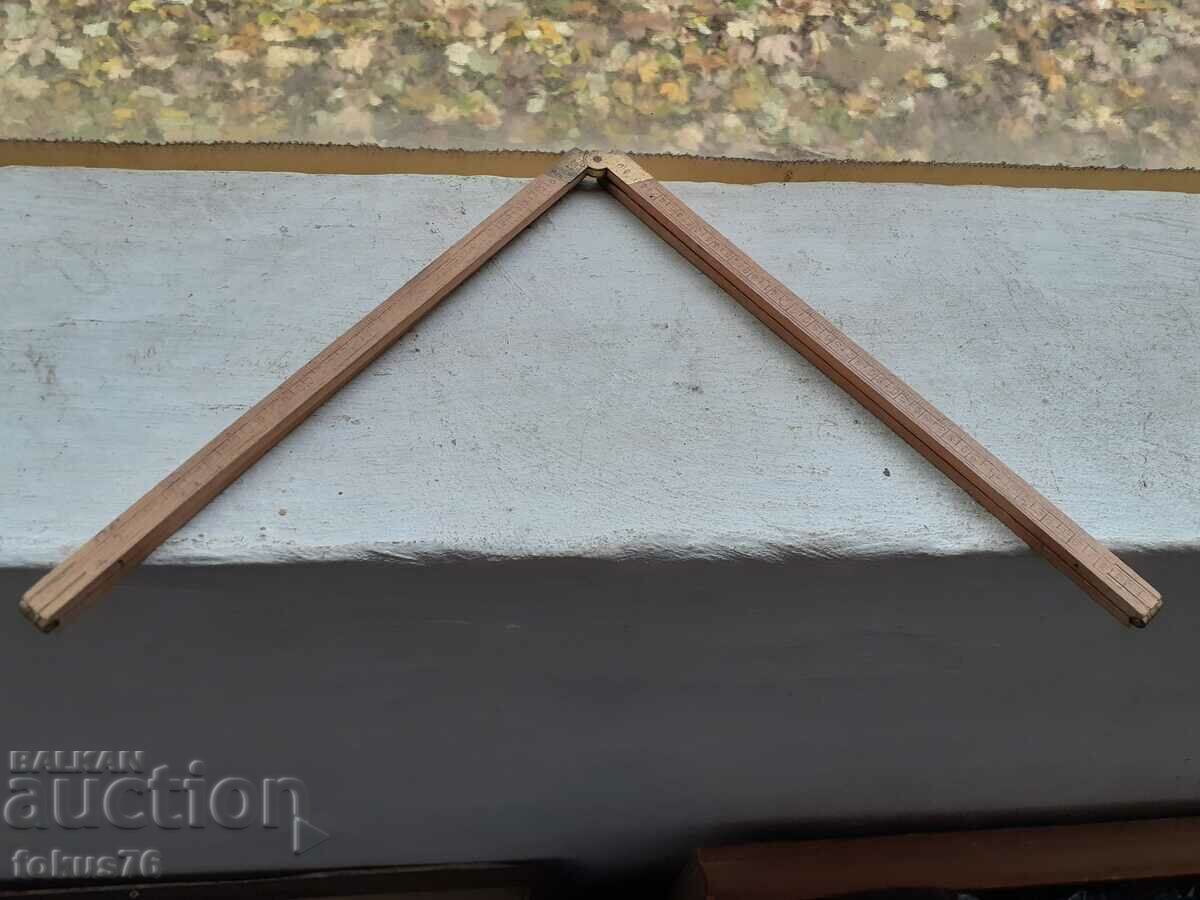 Доставка на Стар антикварен дървен метър с бронзови панти Доставка на Стар антикварен дървен метър с бронзови панти