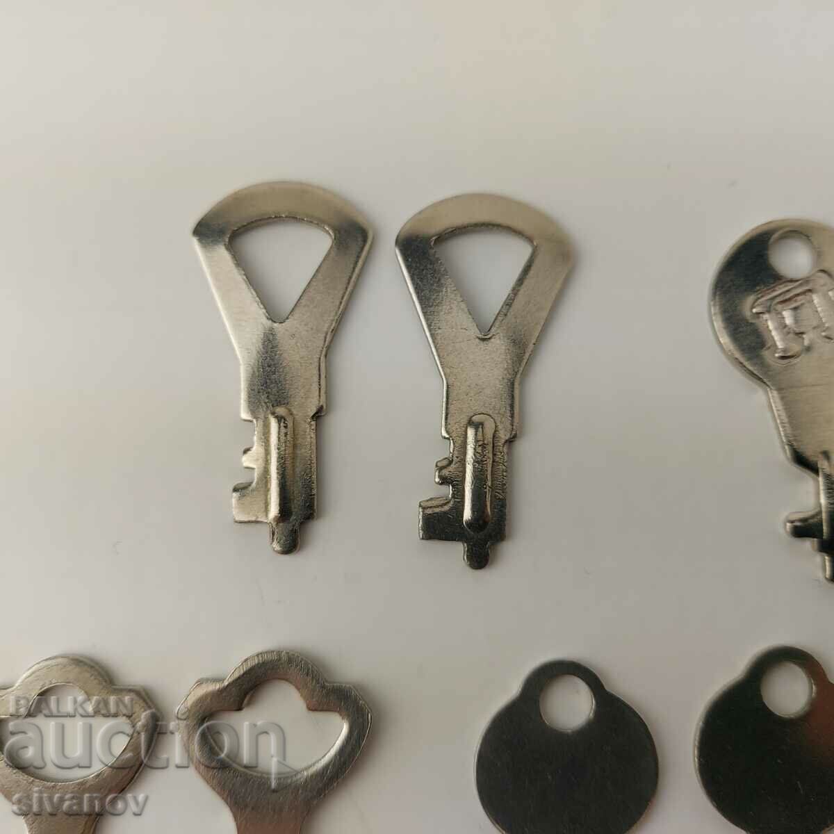 Delivery of Lot of 14 old keys for suitcases, boxes, etc. #5438 Delivery of Lot of 14 old keys for suitcases, boxes, etc. #5438