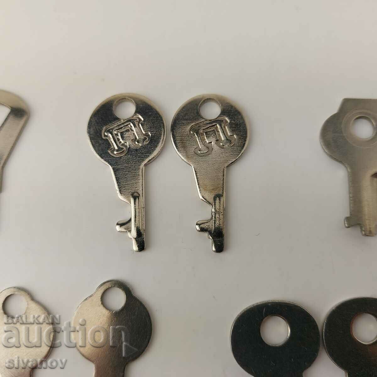 Lot of 14 old keys for suitcases, boxes, etc. #5438 - 5 Lot of 14 old keys for suitcases, boxes, etc. #5438 - 5