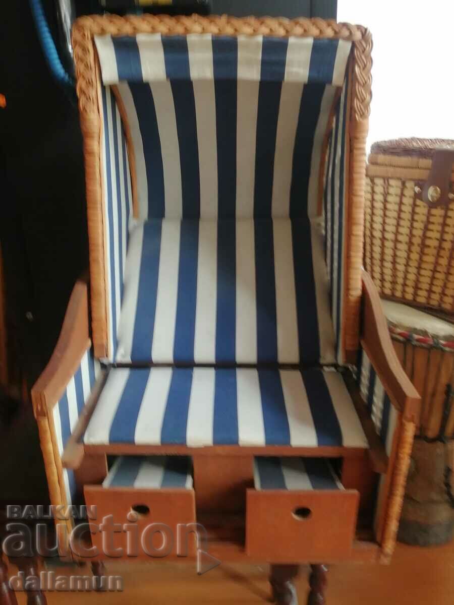 Licitație suport de păpuși din lemn de epocă