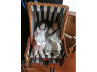 старинна дървена стойка за кукли