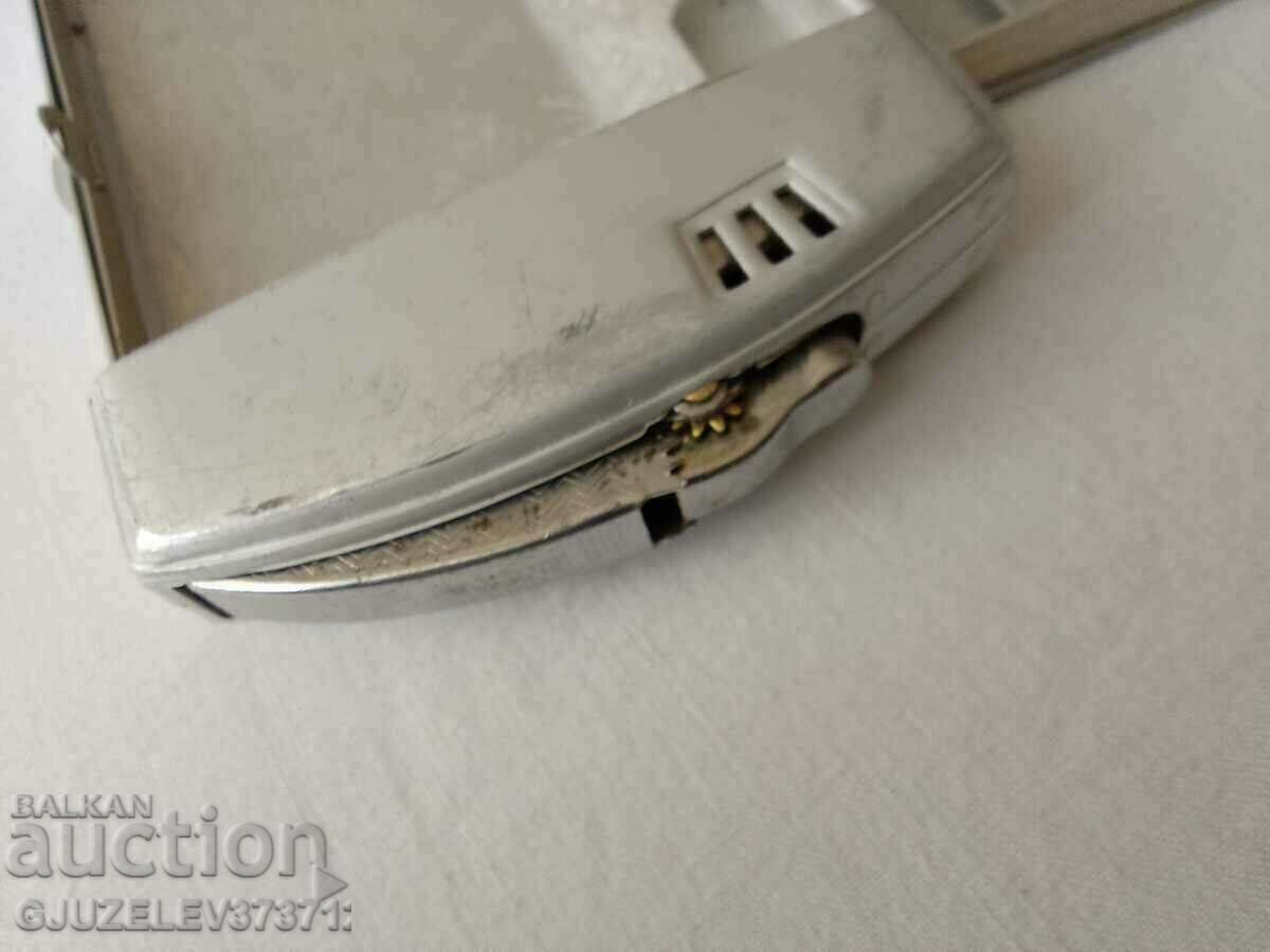 Auction an old Chinese snuffbox with a built-in petrol lighter. Manual Auction an old Chinese snuffbox with a built-in petrol lighter. Manual