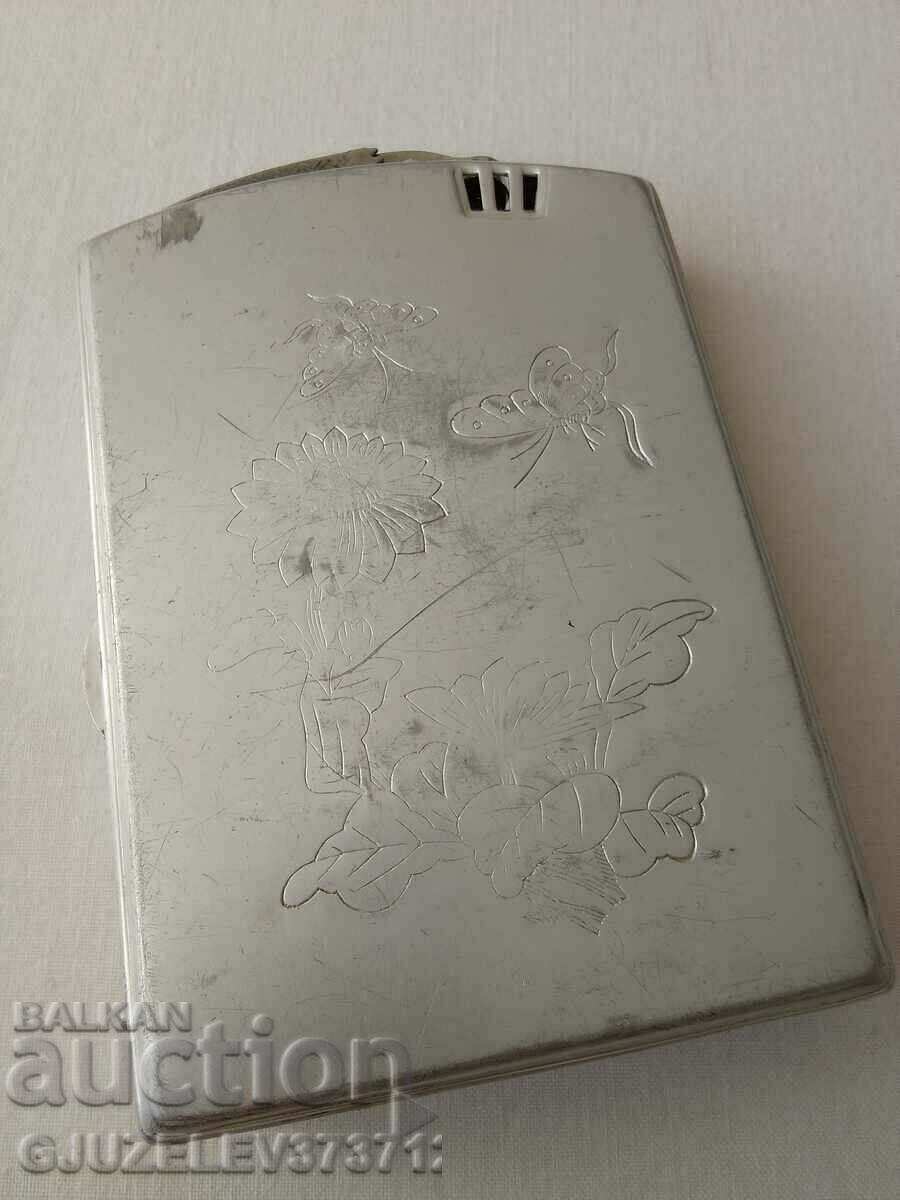 Delivery of an old Chinese snuffbox with a built-in petrol lighter. Manual Delivery of an old Chinese snuffbox with a built-in petrol lighter. Manual